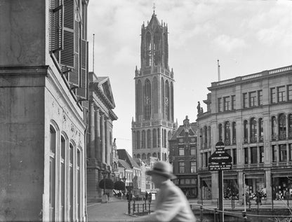 Zwart-witfoto uit 1930 van de Domtoren in Utrecht met op de voorgrond het Stadhuis.