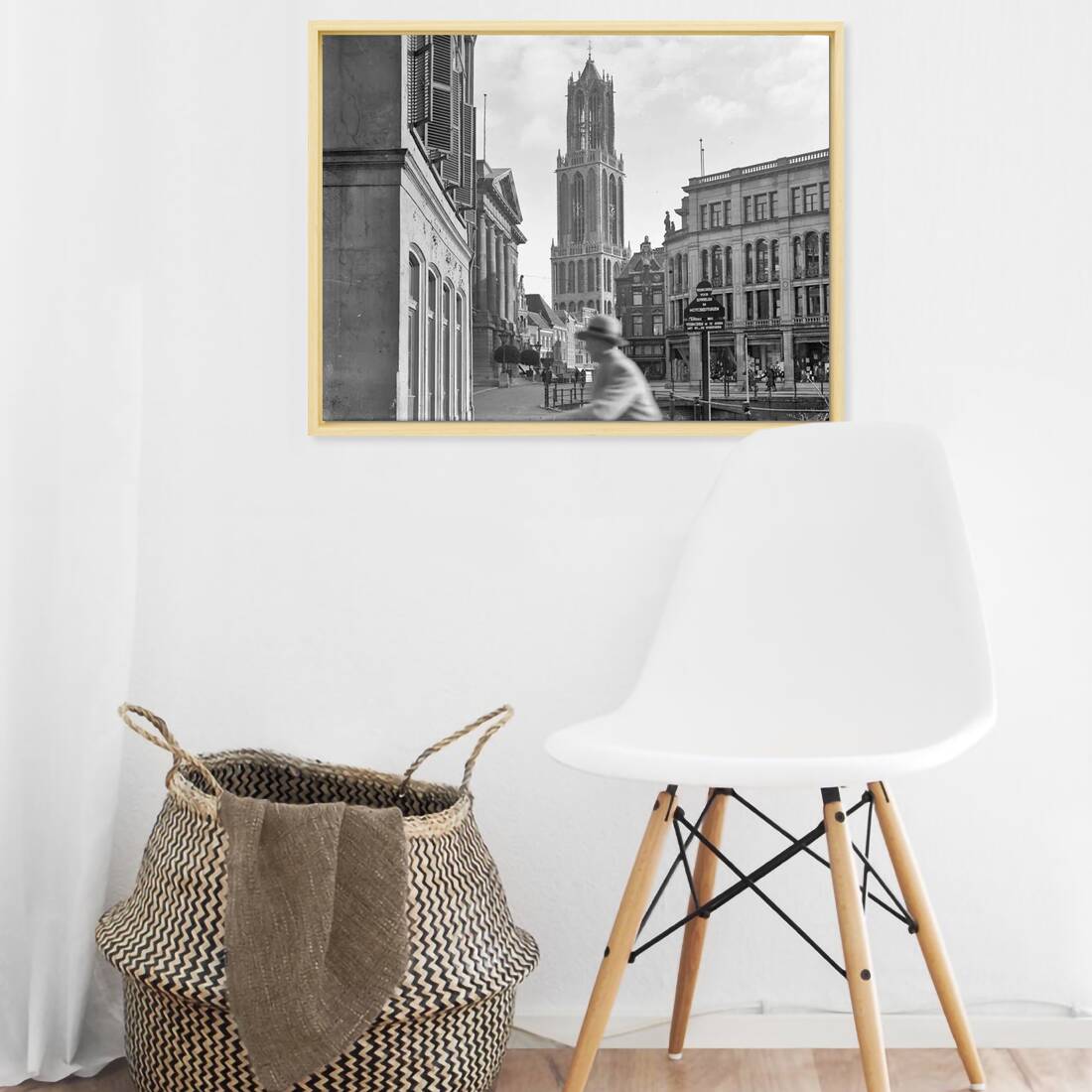 Zwart-witfoto uit 1930 van de Domtoren in Utrecht met op de voorgrond het Stadhuis. – canvas naturel baklijst in keuken