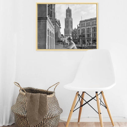 Zwart-witfoto uit 1930 van de Domtoren in Utrecht met op de voorgrond het Stadhuis. – canvas naturel baklijst in keuken