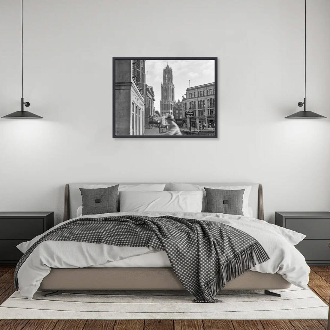 Zwart-witfoto uit 1930 van de Domtoren in Utrecht met op de voorgrond het Stadhuis. – canvas zwarte baklijst in slaapkamer