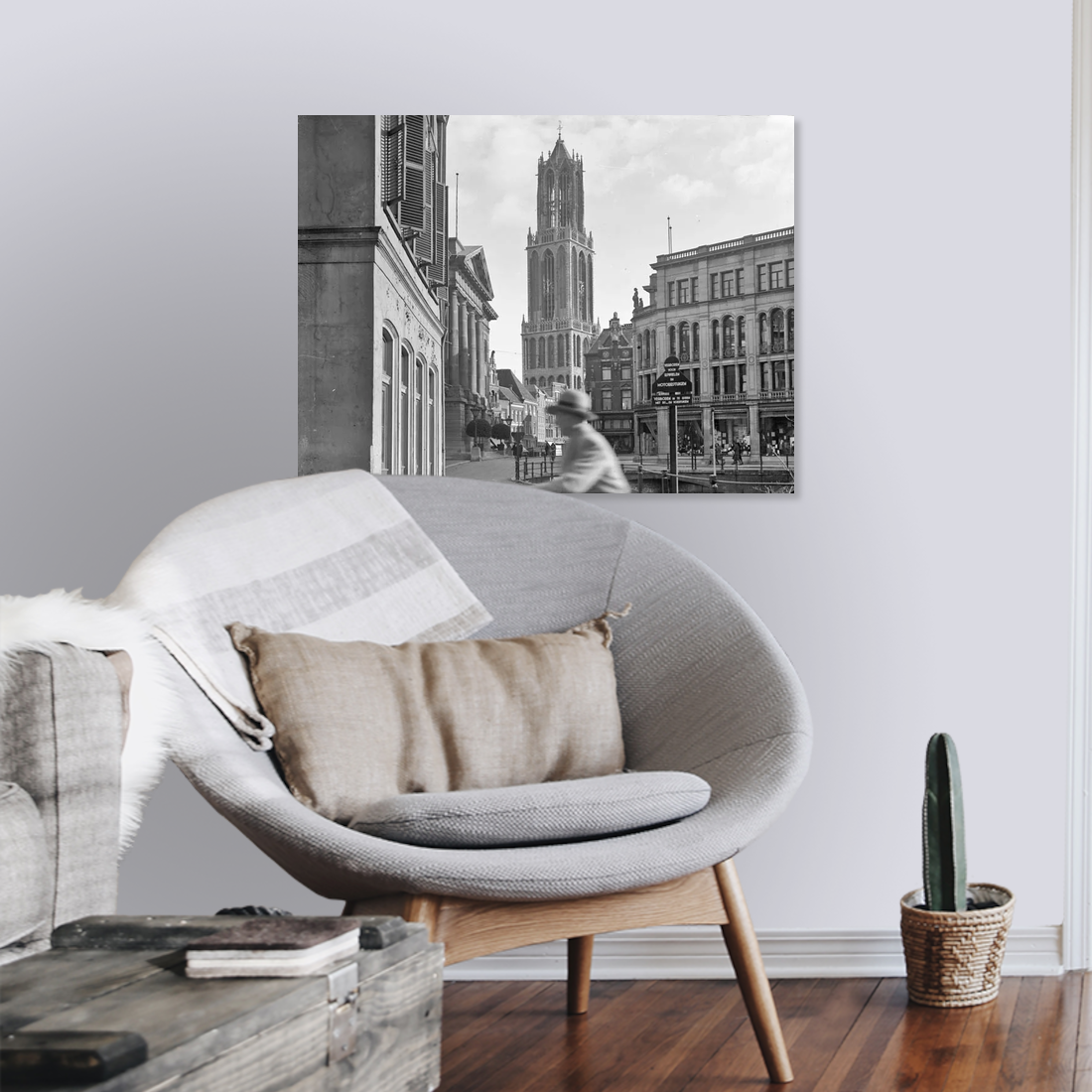 Zwart-witfoto uit 1930 van de Domtoren in Utrecht met op de voorgrond het Stadhuis. – canvas zonder lijst in leeshoek