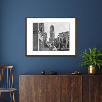 Zwart-witfoto uit 1930 van de Domtoren in Utrecht met op de voorgrond het Stadhuis. – donkerbruine wissellijst in woonkamer