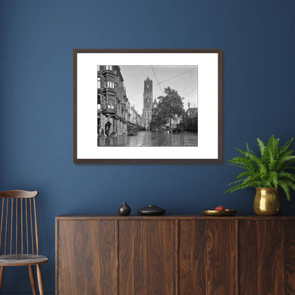 Zwart-witfoto uit omstreeks 1930 van de Mariaplaats in Utrecht. – donkerbruine wissellijst in woonkamer