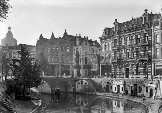 Zwart-witfoto uit 1905 van een hotel-café aan de Oudegracht in Utrecht.