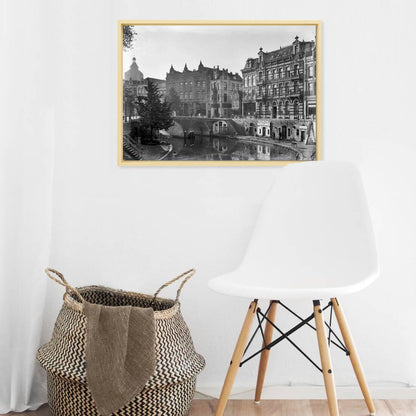 Zwart-witfoto uit 1905 van een hotel-café aan de Oudegracht in Utrecht. – canvas naturel baklijst in keuken