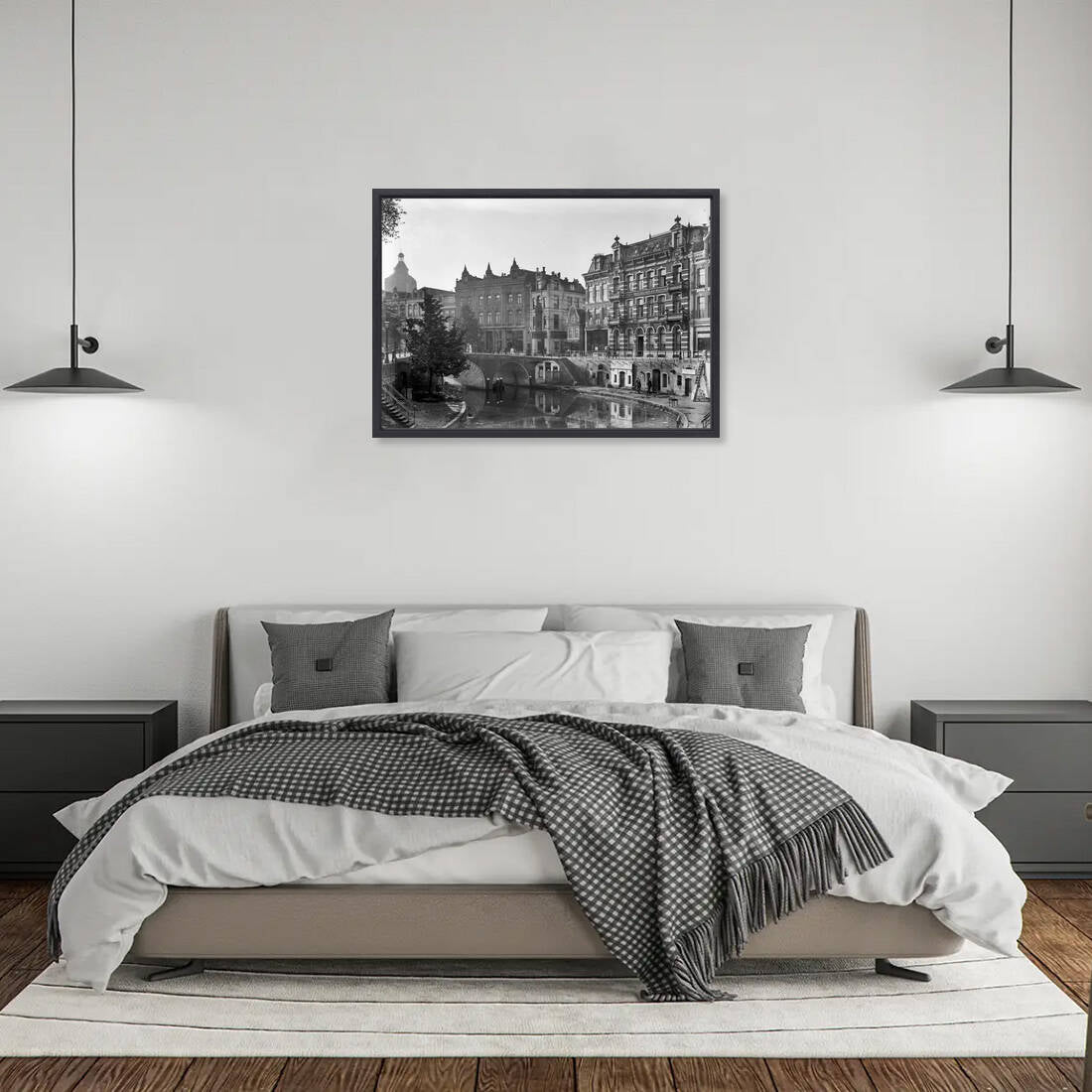 Zwart-witfoto uit 1905 van een hotel-café aan de Oudegracht in Utrecht. – canvas zwarte baklijst in slaapkamer