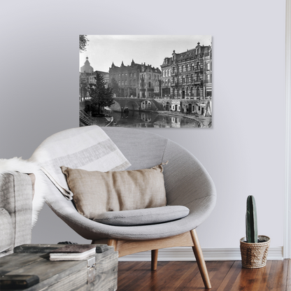 Zwart-witfoto uit 1905 van een hotel-café aan de Oudegracht in Utrecht. – canvas zonder lijst in leeshoek