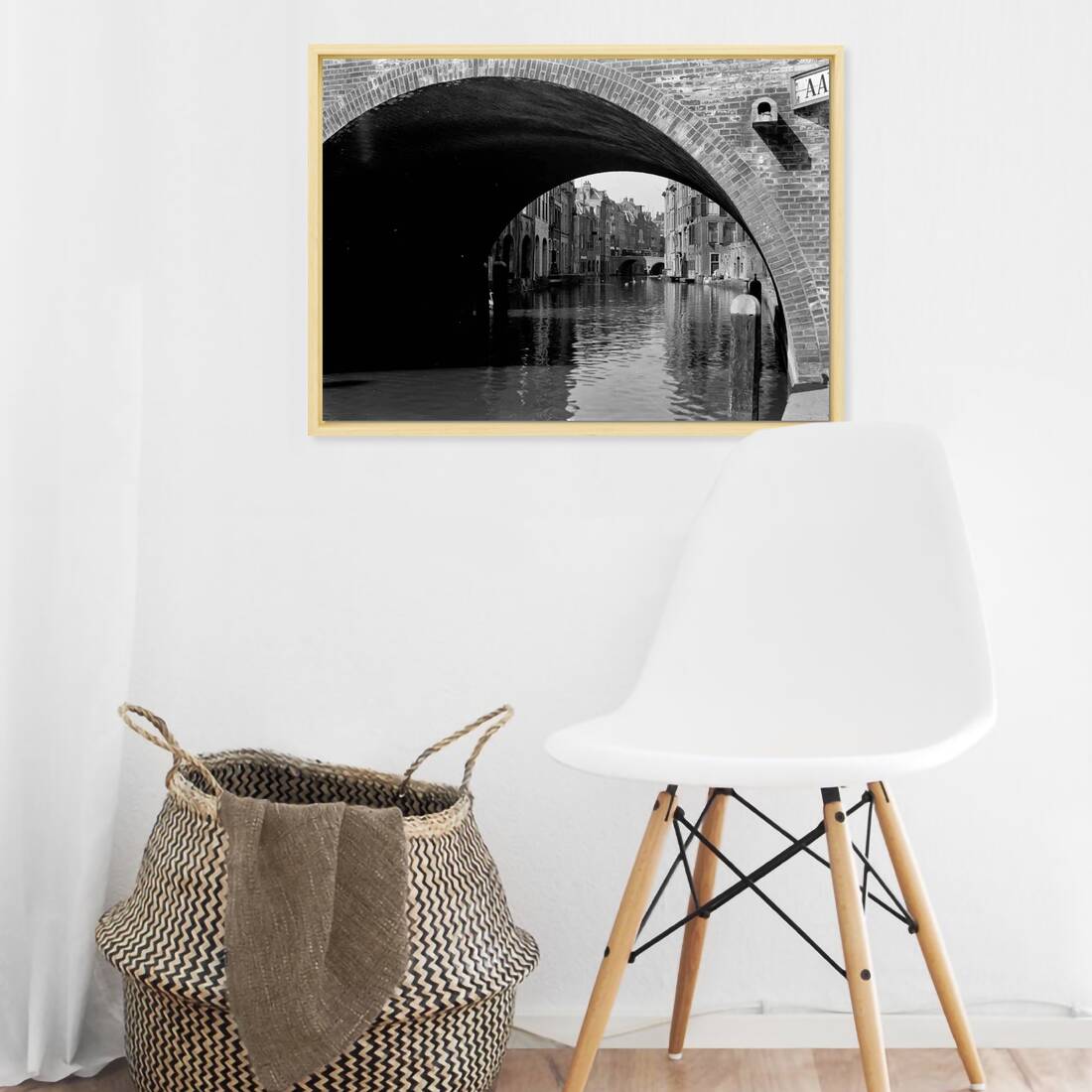 Zwart-witfoto uit 1933 van een doorkijk op de Oudegracht in Utrecht vanaf de werf. – canvas naturel baklijst in keuken