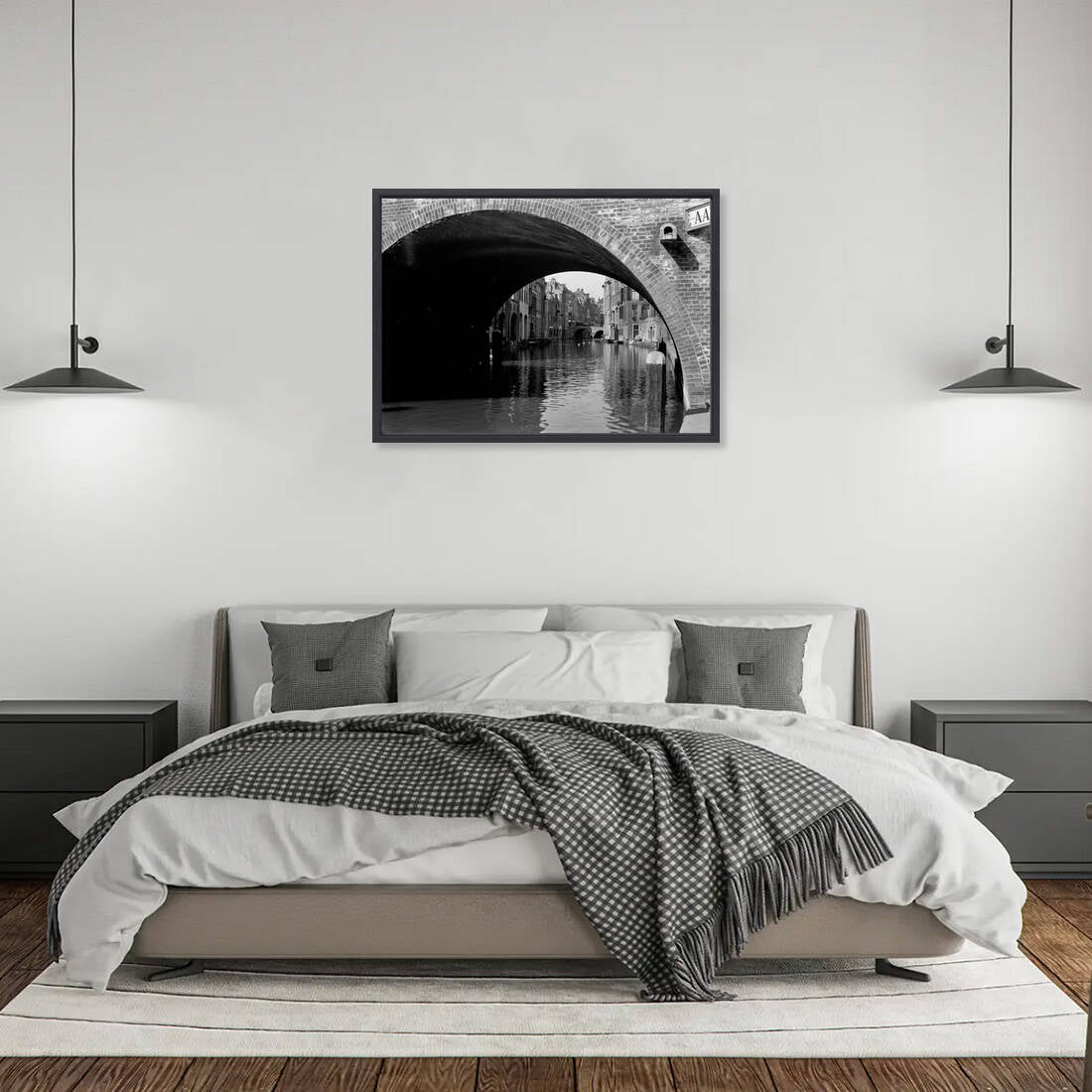 Zwart-witfoto uit 1933 van een doorkijk op de Oudegracht in Utrecht vanaf de werf. – canvas zwarte baklijst in slaapkamer