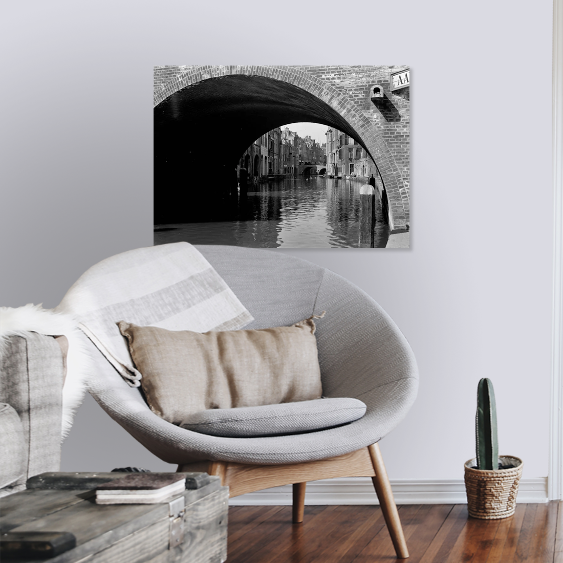 Zwart-witfoto uit 1933 van een doorkijk op de Oudegracht in Utrecht vanaf de werf. – canvas zonder lijst in leeshoek