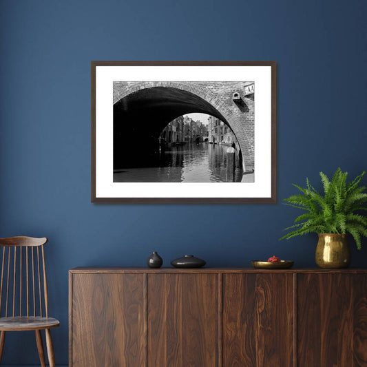 Zwart-witfoto uit 1933 van een doorkijk op de Oudegracht in Utrecht vanaf de werf. – donkerbruine wissellijst in woonkamer