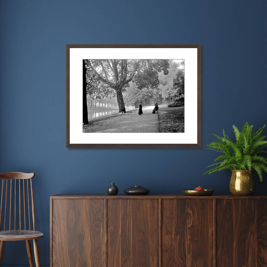 Zwart-witfoto uit 1905 van een wandelpad in het Singelplantsoen naast de Stadssingel in Utrecht. – donkerbruine wissellijst in woonkamer