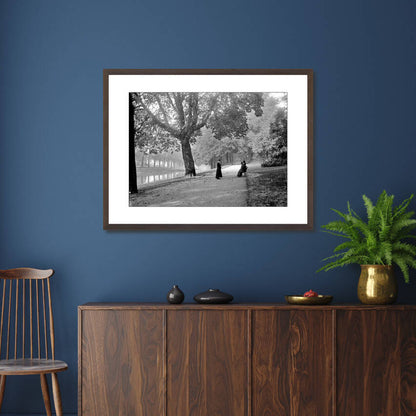 Zwart-witfoto uit 1905 van een wandelpad in het Singelplantsoen naast de Stadssingel in Utrecht. – donkerbruine wissellijst in woonkamer