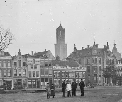 Zwart-witfoto uit 1894 van de oostelijke pleinwand van het Vredenburg in Utrecht.