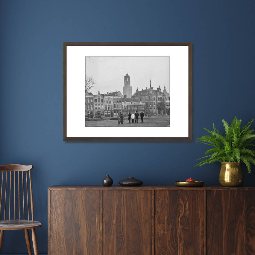 Zwart-witfoto uit 1894 van de oostelijke pleinwand van het Vredenburg in Utrecht. – donkerbruine wissellijst in woonkamer