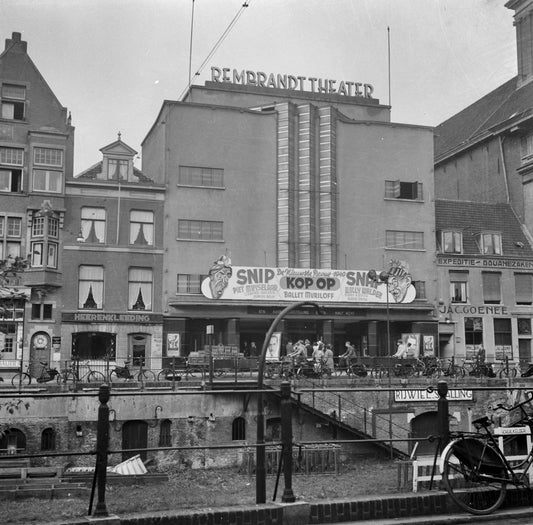 Zwart-witfoto uit 1940 van de voorgevel van het Rembrandt Theater aan de Oudegracht in Utrecht.