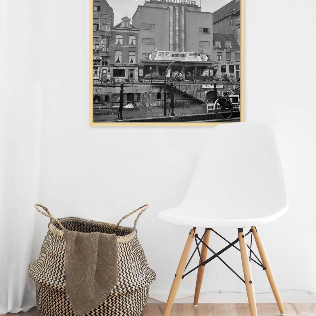 Zwart-witfoto uit 1940 van de voorgevel van het Rembrandt Theater aan de Oudegracht in Utrecht. – canvas naturel baklijst in keuken