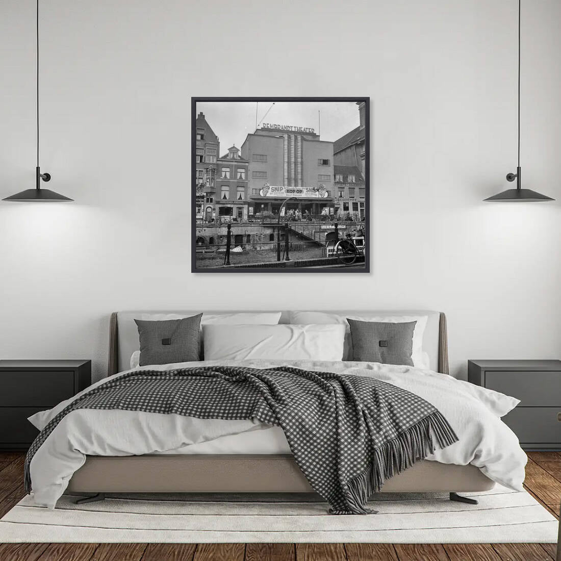 Zwart-witfoto uit 1940 van de voorgevel van het Rembrandt Theater aan de Oudegracht in Utrecht. – canvas zwarte baklijst in slaapkamer