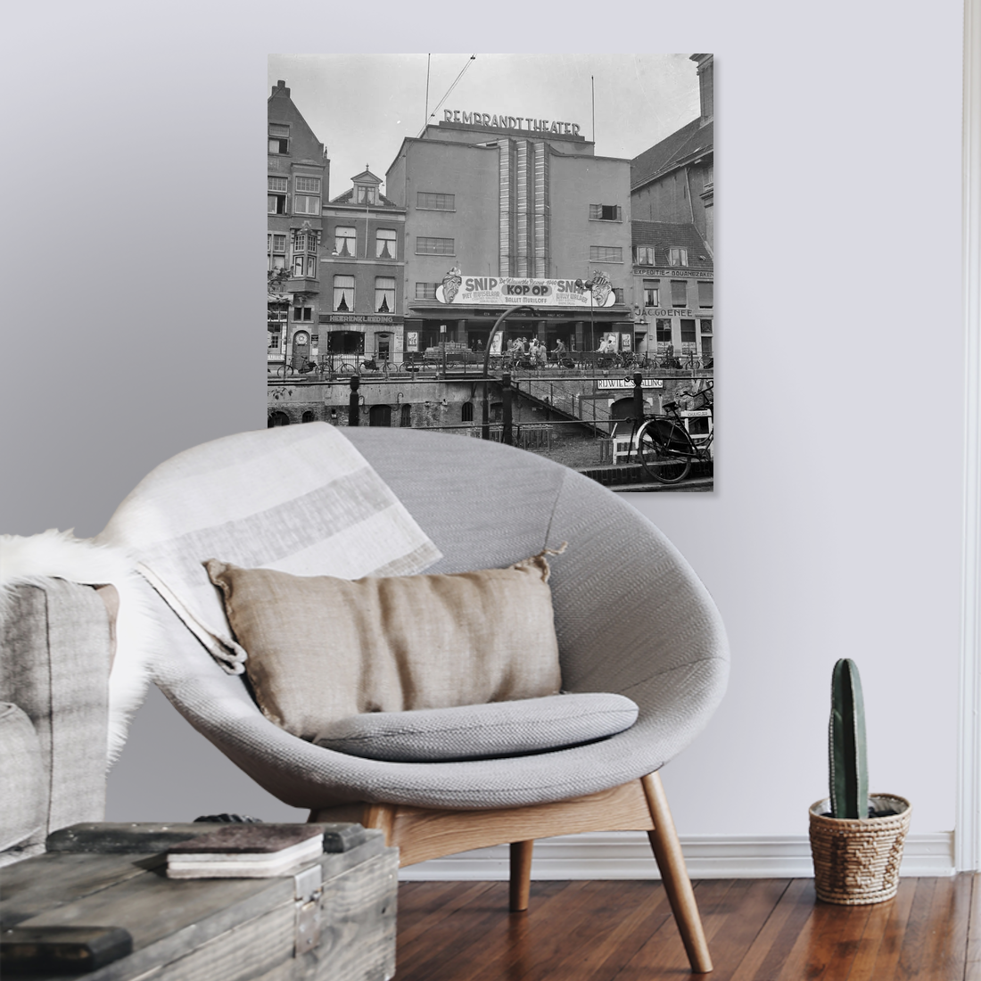 Zwart-witfoto uit 1940 van de voorgevel van het Rembrandt Theater aan de Oudegracht in Utrecht. – canvas zonder lijst in leeshoek