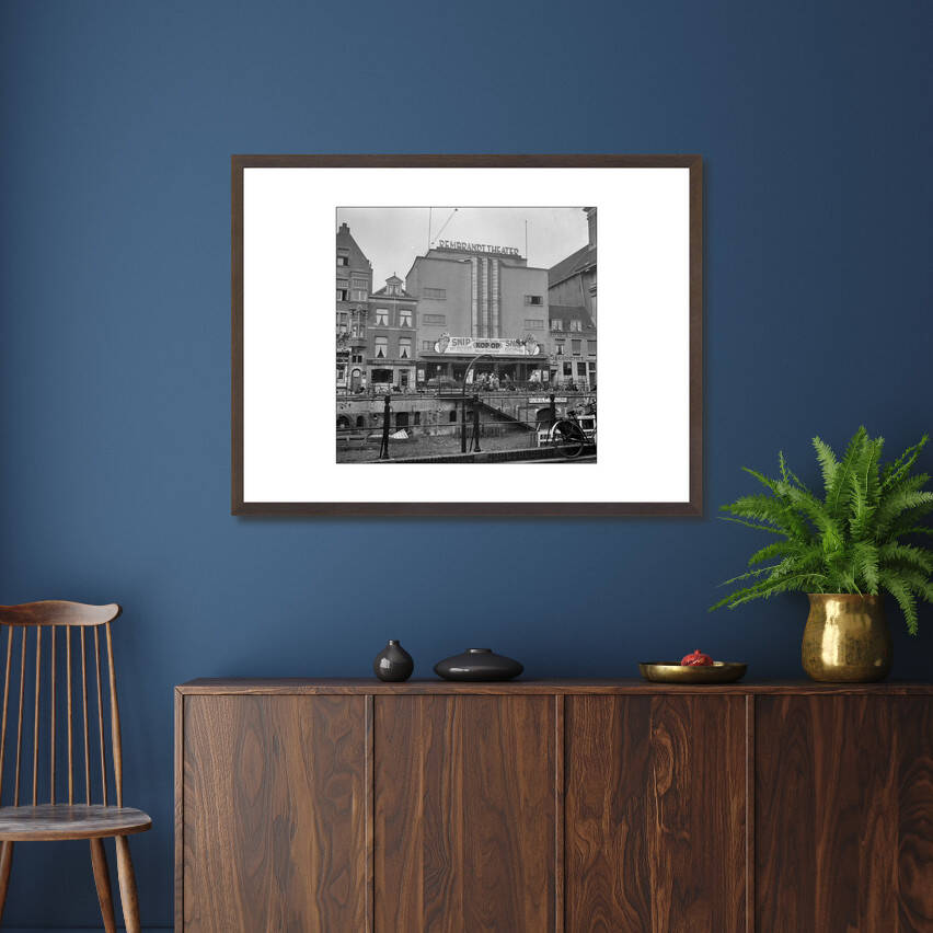 Zwart-witfoto uit 1940 van de voorgevel van het Rembrandt Theater aan de Oudegracht in Utrecht. – donkerbruine wissellijst in woonkamer
