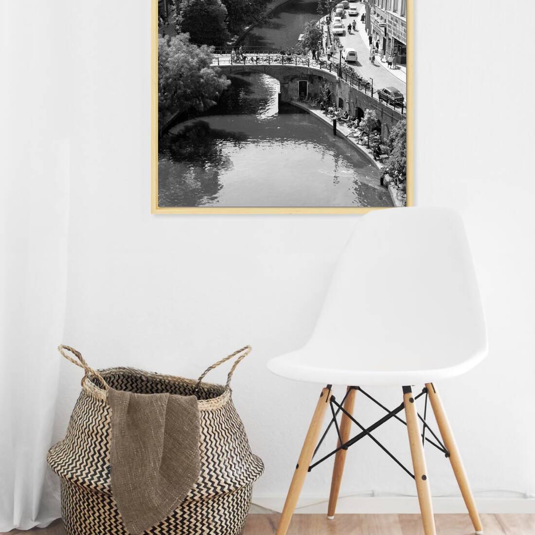 Zwart-witfoto uit 1968 van de Bezembrug over de Oudegracht in Utrecht. – canvas naturel baklijst in keuken