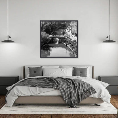 Zwart-witfoto uit 1968 van de Bezembrug over de Oudegracht in Utrecht. – canvas zwarte baklijst in slaapkamer
