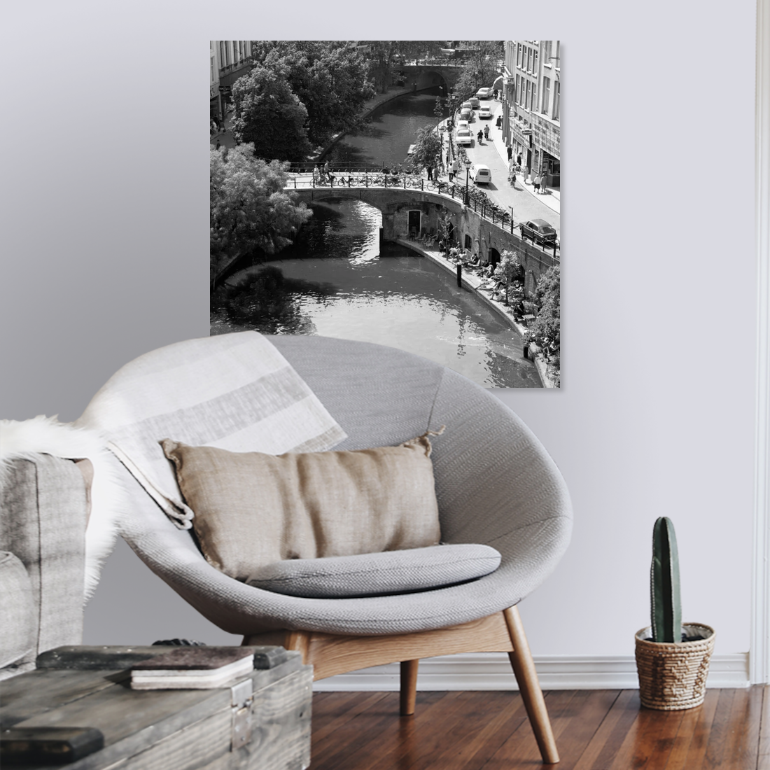 Zwart-witfoto uit 1968 van de Bezembrug over de Oudegracht in Utrecht. – canvas zonder lijst in leeshoek