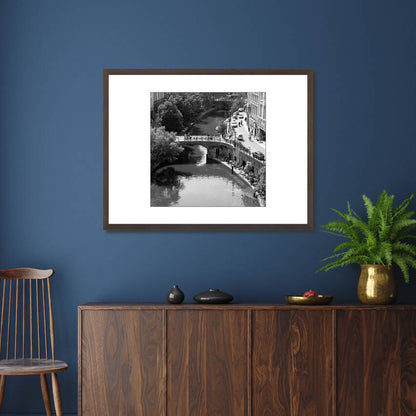 Zwart-witfoto uit 1968 van de Bezembrug over de Oudegracht in Utrecht. – donkerbruine wissellijst in woonkamer