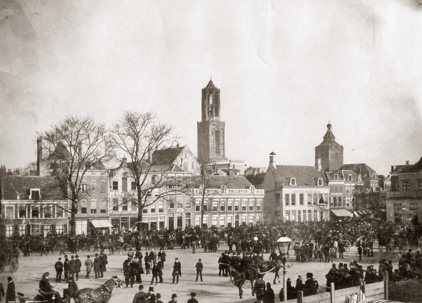 Zwart-witfoto uit 1891 van de oostzijde van het Vredenburg in Utrecht.
