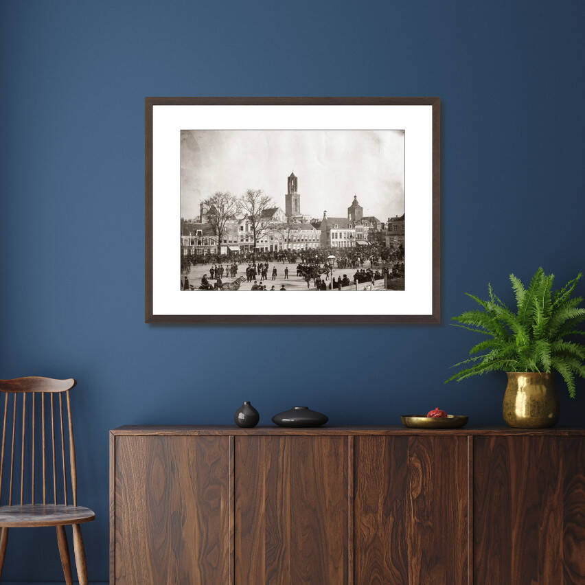 Zwart-witfoto uit 1891 van de oostzijde van het Vredenburg in Utrecht. – donkerbruine wissellijst in woonkamer
