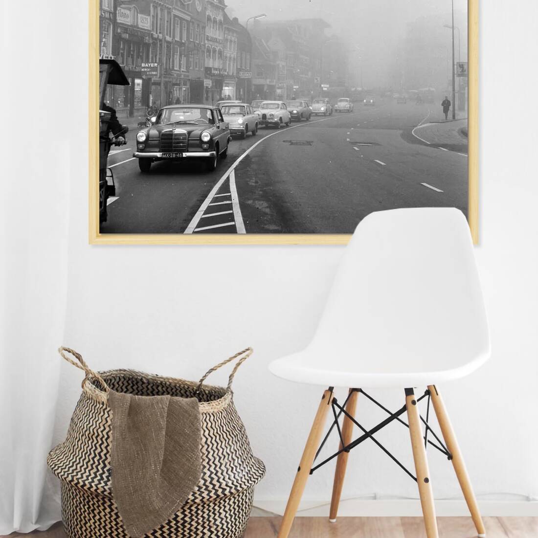 Zwart-witfoto uit 1962 van druk verkeer op het Vredenburg in Utrecht. – canvas naturel baklijst in keuken