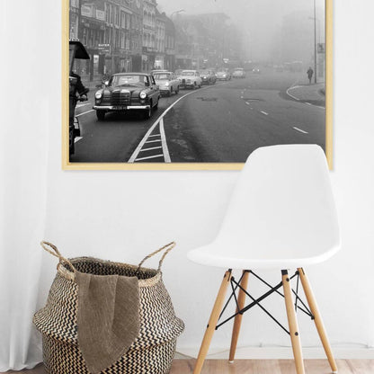Zwart-witfoto uit 1962 van druk verkeer op het Vredenburg in Utrecht. – canvas naturel baklijst in keuken