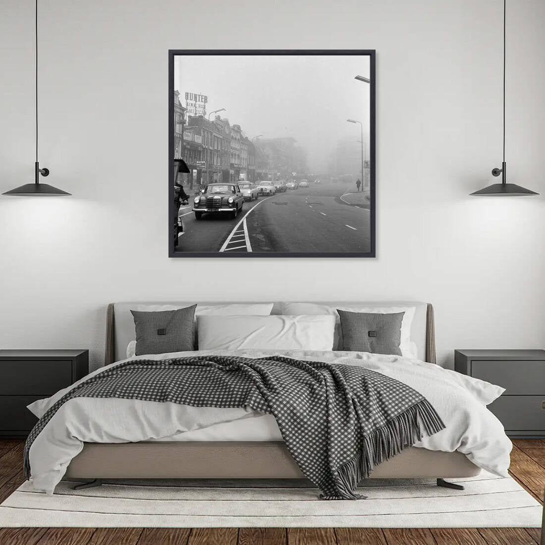 Zwart-witfoto uit 1962 van druk verkeer op het Vredenburg in Utrecht. – canvas zwarte baklijst in slaapkamer