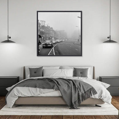 Zwart-witfoto uit 1962 van druk verkeer op het Vredenburg in Utrecht. – canvas zwarte baklijst in slaapkamer