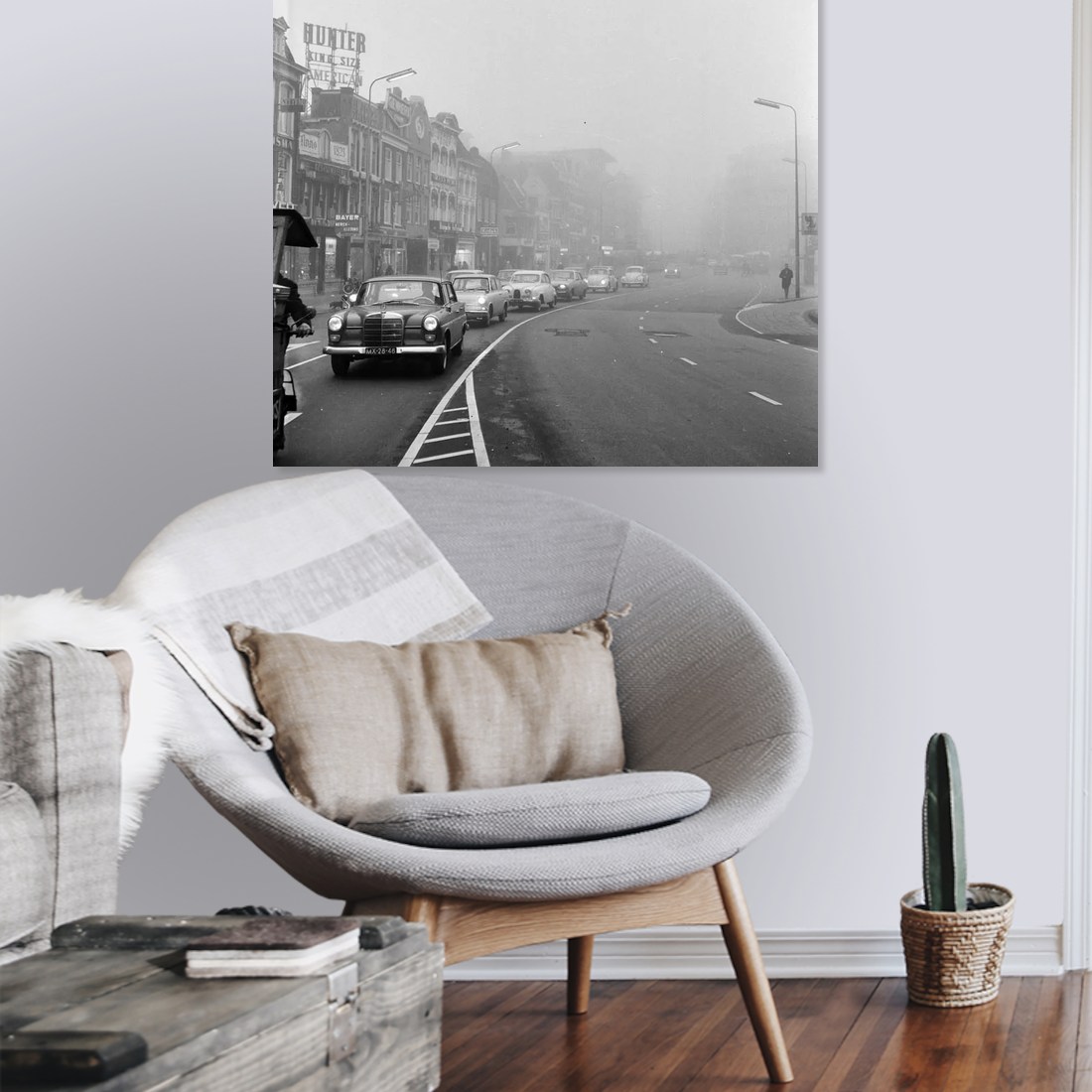 Zwart-witfoto uit 1962 van druk verkeer op het Vredenburg in Utrecht. – canvas zonder lijst in leeshoek