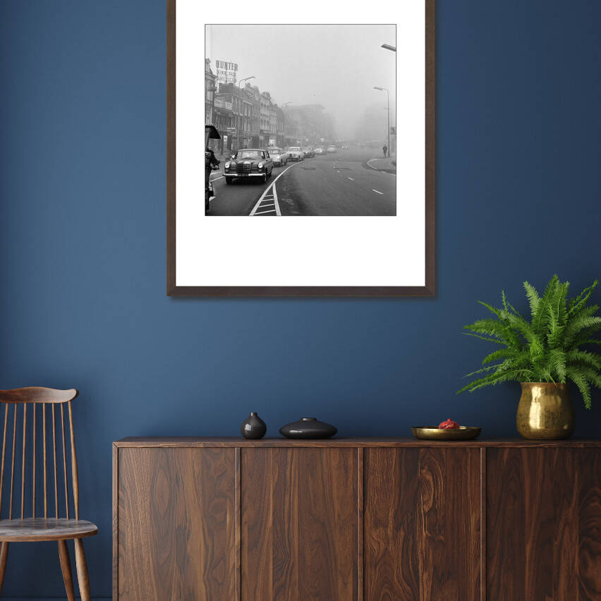 Zwart-witfoto uit 1962 van druk verkeer op het Vredenburg in Utrecht. – donkerbruine wissellijst in woonkamer