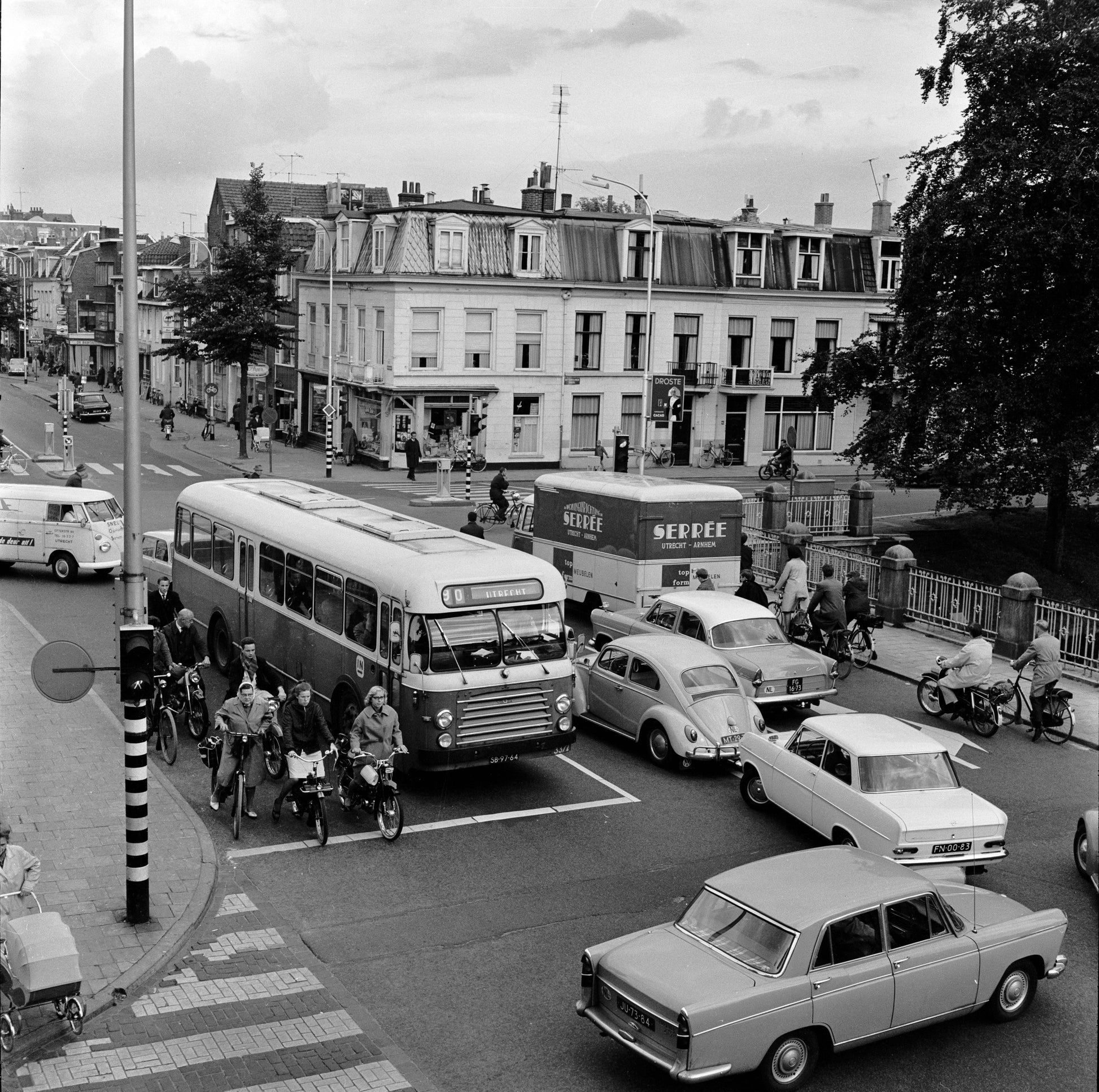 Zwart-witfoto uit 1965 van het verkeer op de Wittevrouwenbrug in Utrecht.