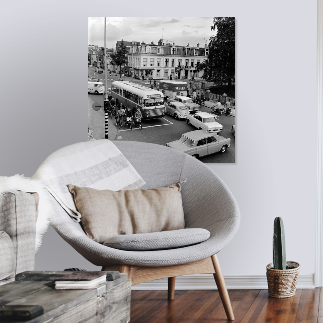 Zwart-witfoto uit 1965 van het verkeer op de Wittevrouwenbrug in Utrecht. – canvas zonder lijst in leeshoek