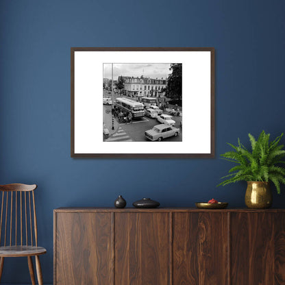 Zwart-witfoto uit 1965 van het verkeer op de Wittevrouwenbrug in Utrecht. – donkerbruine wissellijst in woonkamer