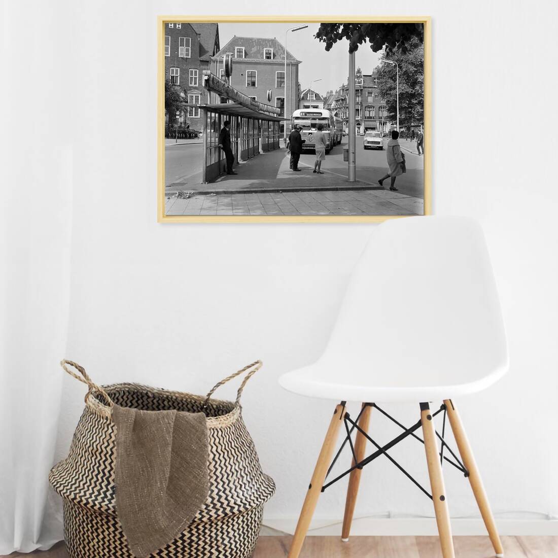 Zwart-witfoto uit 1966 van de bushalte voor streekbussen aan het Janskerkhof in Utrecht. – canvas naturel baklijst in keuken