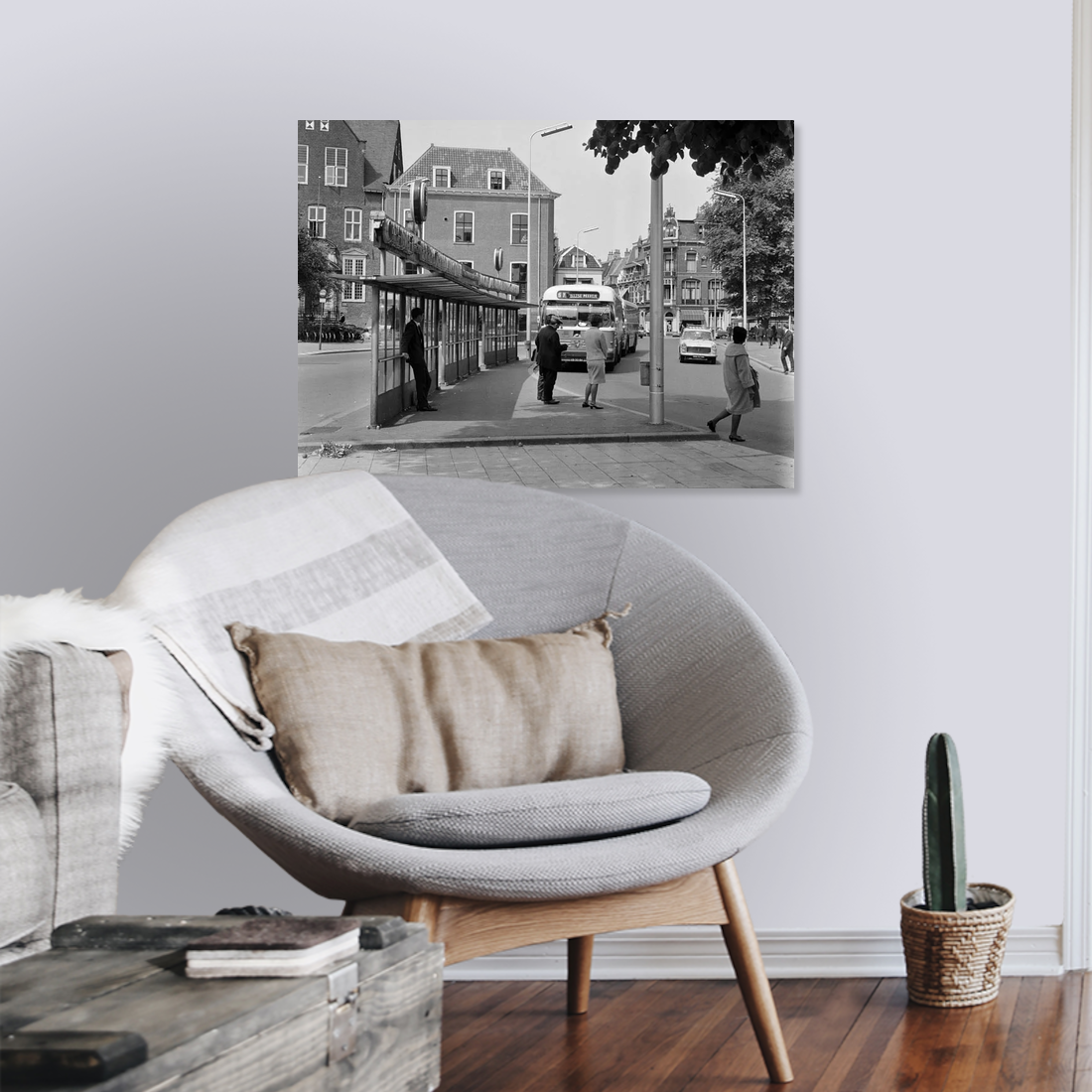 Zwart-witfoto uit 1966 van de bushalte voor streekbussen aan het Janskerkhof in Utrecht. – canvas zonder lijst in leeshoek