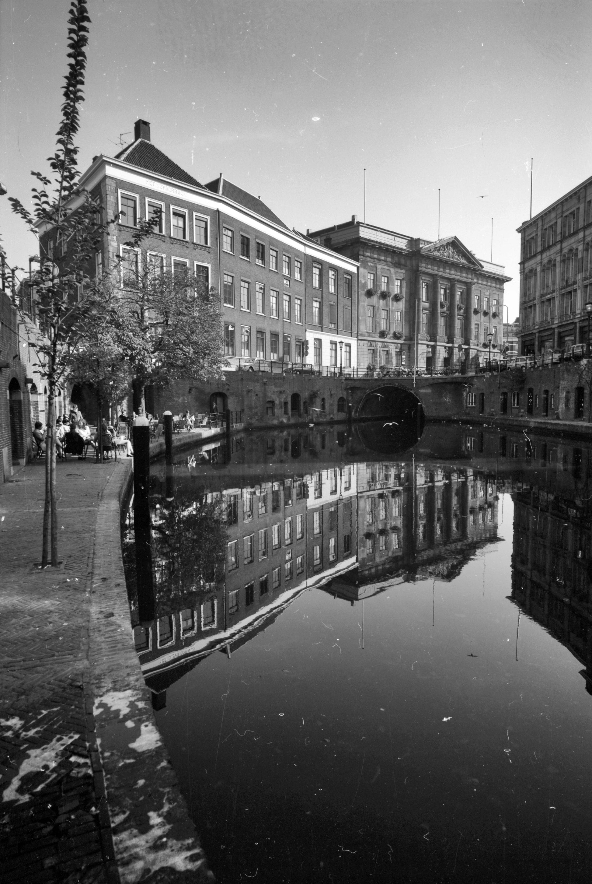 Zwart-witfoto uit 1960 van de Oudegracht en de Stadhuisbrug in Utrecht.