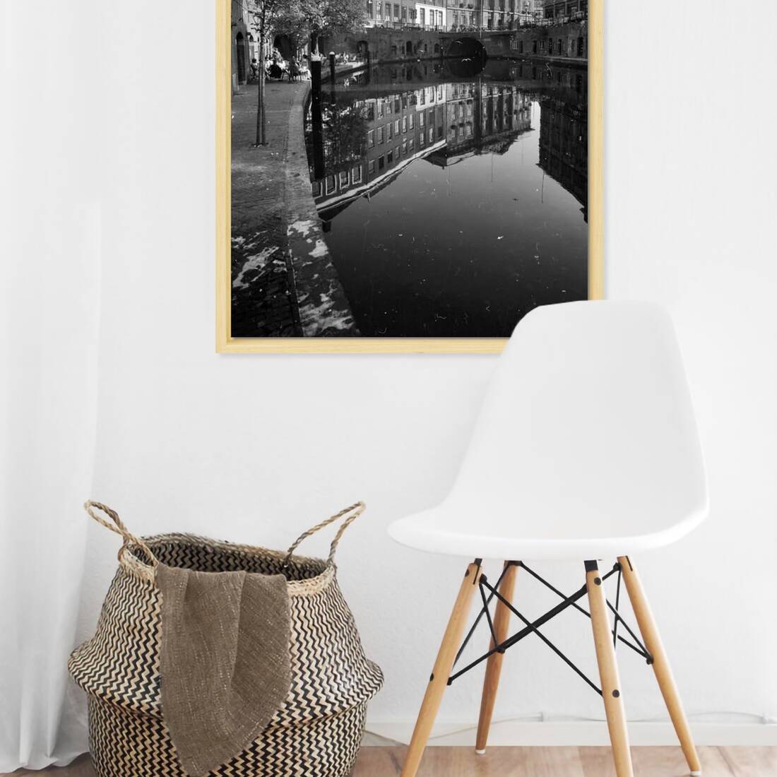 Zwart-witfoto uit 1960 van de Oudegracht en de Stadhuisbrug in Utrecht. – canvas naturel baklijst in keuken