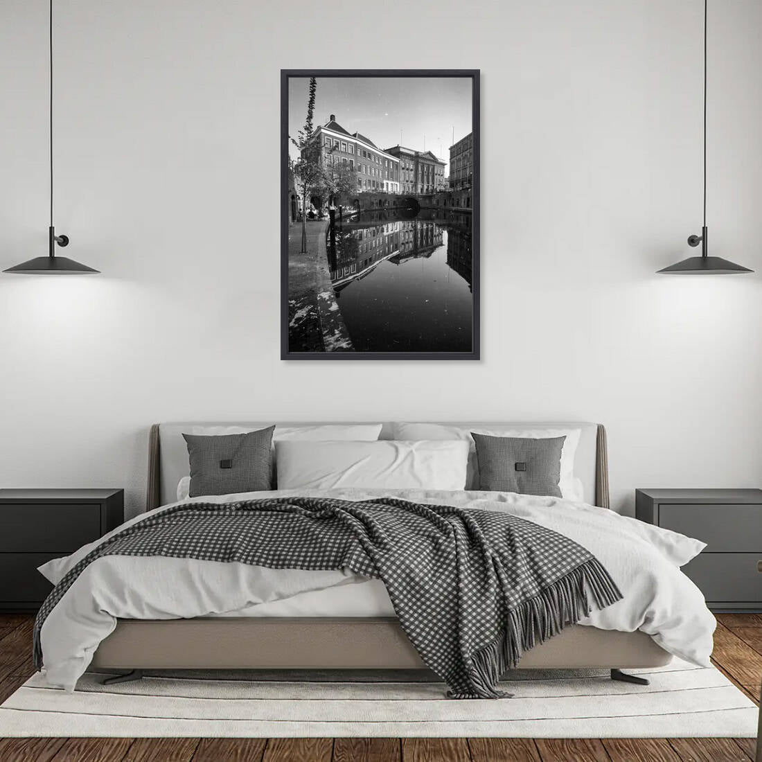 Zwart-witfoto uit 1960 van de Oudegracht en de Stadhuisbrug in Utrecht. – canvas zwarte baklijst in slaapkamer