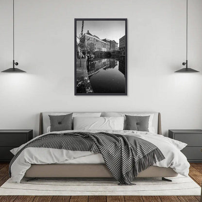 Zwart-witfoto uit 1960 van de Oudegracht en de Stadhuisbrug in Utrecht. – canvas zwarte baklijst in slaapkamer