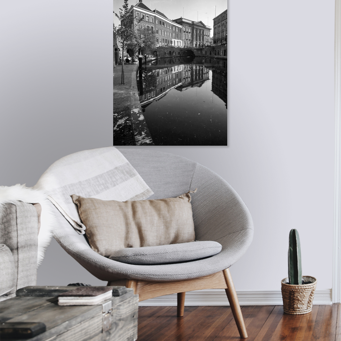 Zwart-witfoto uit 1960 van de Oudegracht en de Stadhuisbrug in Utrecht. – canvas zonder lijst in leeshoek