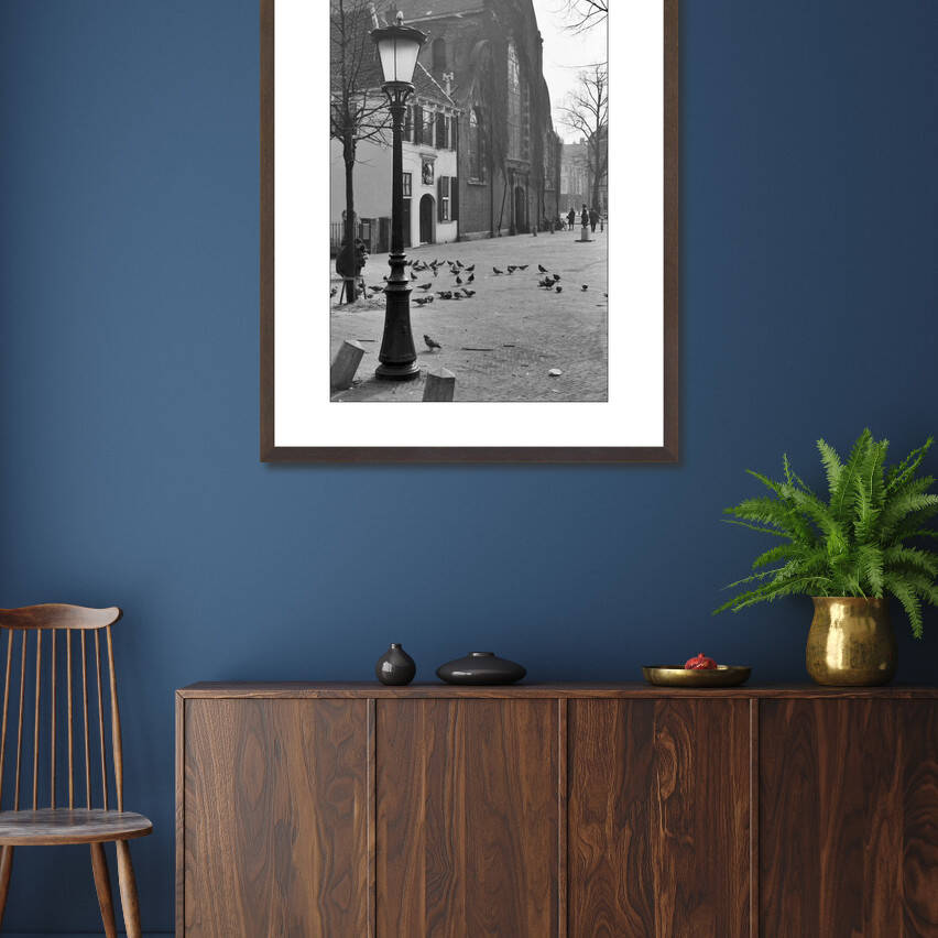 Zwart-witfoto uit 1960 van de voormalige Hoofdwacht aan het Janskerkhof in Utrecht. – donkerbruine wissellijst in woonkamer