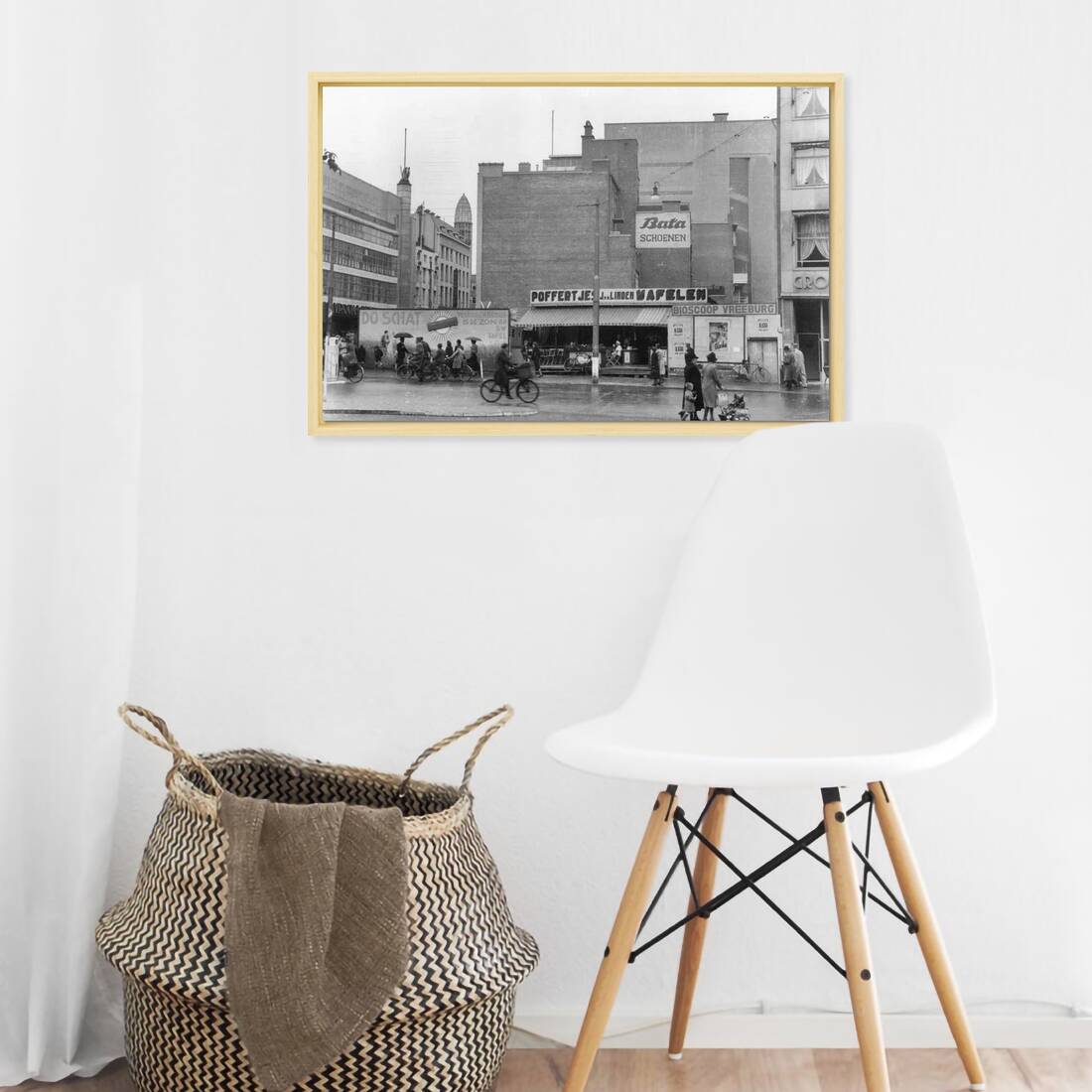 Zwart-witfoto uit 1943 van de noordoostelijke hoek van het Vredenburg in Utrecht. – canvas naturel baklijst in keuken
