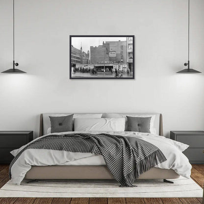 Zwart-witfoto uit 1943 van de noordoostelijke hoek van het Vredenburg in Utrecht. – canvas zwarte baklijst in slaapkamer