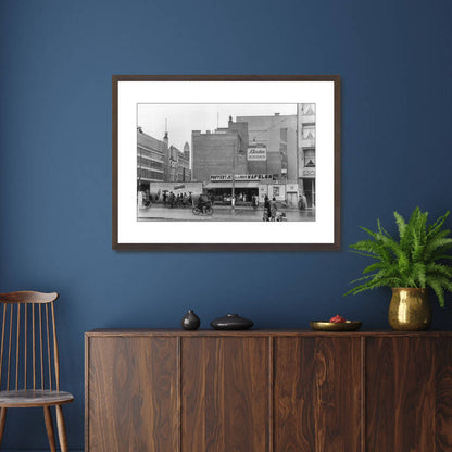 Zwart-witfoto uit 1943 van de noordoostelijke hoek van het Vredenburg in Utrecht. – donkerbruine wissellijst in woonkamer